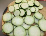 Foto del paso 1 de la receta: Gratín de patatas, calabacines y berenjenas a los tres quesos