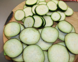 Foto del paso 1 de la receta: Gratín de patatas, calabacines y berenjenas a los tres quesos