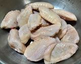 รูปขั้นตอนการทำที่ 1 ของ ปีกไก่ทอดน้ำปลาใบมะกรูด หม้อทอดไร้น้ำมัน