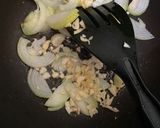 Foto langkah ke 2 dari resep Cumi Basah Saus Tiram Asam Manis.