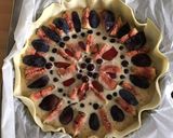 Une image de l'étape 2 de Tarte amandine aux figues prunes et groseilles noires.