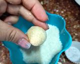 Foto del paso 2 de la receta: Brigadeiros "Cacao Amargo y Coco Rallado"