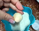 Foto del paso 2 de la receta: Brigadeiros "Cacao Amargo y Coco Rallado"