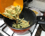 Foto del paso 5 de la receta: Fusilli con pechuga de pollo fileteada y tortilla francesa