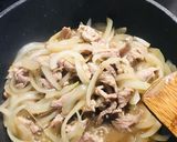 รูปขั้นตอนการทำที่ 4 ของ ข้าวหมูผัดหอมไก่ทอดเกลือ ซุปเห็ดหอม