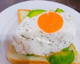 Hình bước làm 4 của món Bánh mì sanwich trứng ốp la bơ trái