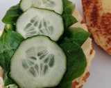 Foto del paso 6 de la receta: Mollete de burger de pollo con hummus y guacamole