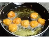 A picture of step 3 of Dahi wada.