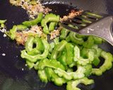 Foto langkah ke 3 dari resep 42. Tumis pare teri.