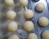Foto langkah ke 4 dari resep Crunchy Sausage Rollbread.