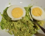 Foto del paso 3 de la receta: Tostas con aguacate, huevo, salsa mahonesa y langostinos