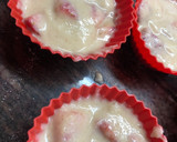 Foto del paso 5 de la receta: Magdalenas de fresa SALUDABLES😋🍓