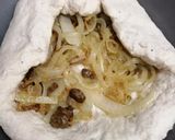 Foto del paso 3 de la receta: Fugazza de Aceitunas verdes y Cebolla caramelizada