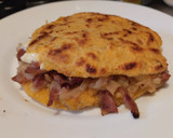 Foto del paso 14 de la receta: Arepa🫓con🧀🍯chori-queso🥯🥓🧅