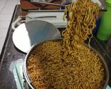 Foto langkah ke 4 dari resep Birthday Cake Flying Noodle with Indomie Goreng.