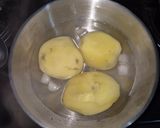 Foto langkah ke 1 dari resep Hash brown simpel 3 bahan sederhana.