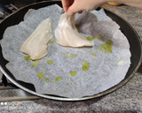 Foto del paso 4 de la receta: Merluza con ajo, perejil y patatas panaderas en 22 minutos
