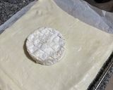 Foto del paso 1 de la receta: Hojaldre con Camembert y pesto