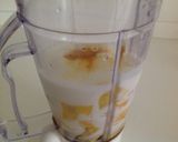 Foto del passaggio 2 della ricetta Smoothie al mango, pesca, zenzero e curcuma