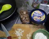 Foto langkah ke 1 dari resep Sosis Panggang with Mushroom Cream Sauce.
