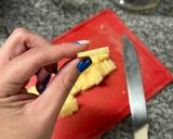 Foto del paso 4 de la receta: Ensalada de atún, hojas verdes, choclo, tomate, repollo y queso. De veranito! ☀️