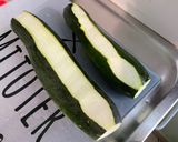Une image de l'étape 1 de Courgettes marinées grillées à la plancha.