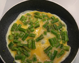 Foto del paso 3 de la receta: Tortilla francesa de espárragos verdes