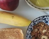 รูปขั้นตอนการทำที่ 1 ของ "กราโนล่ากับครีมกีวีอะโวคาโด" 🥑🥝🥜