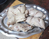 Foto del paso 1 de la receta: Muslitos de pollo sobre cama de papas y verduras al horno