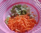 Foto langkah ke 2 dari resep Mie goreng sayur.