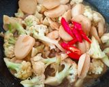 Foto langkah ke 3 dari resep Tumis Kembang Kol Bakso.
