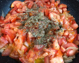 Foto del paso 1 de la receta: Cazuelitas de tomate y huevo gratinadas