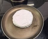 Foto del paso 4 de la receta: Vinagreta de albahaca, tomate y alcaparras sobre queso camembert 🍅🧀