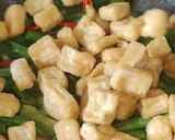 Foto langkah ke 5 dari resep Tumis Buncis Kulit Sapi dan Tahu.
