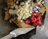 Foto del paso 8 de la receta: Cookies de chocolate blanco y fresas