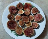 Une image de l'étape 3 de Carpaccio de figues à l'huile d'olive, sésame et menthe 🌱.