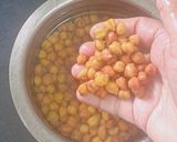 A picture of step 1 of Black Chana Sundal.