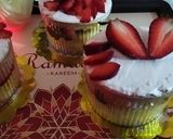 صورة لخطوة 10 من وصفة تحلية كيك الفانيليا بالفراولة والشوكولاته 🍓