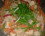 รูปขั้นตอนการทำที่ 5 ของ ผัดไก่น้ำมันหอยใส่แครอท