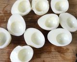 Foto langkah ke 2 dari resep "Avacado Deviled Eggs" (No Mayo).
