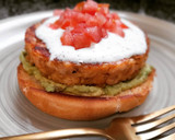 Foto del paso 8 de la receta: Hamburguesa de salmón con salsa de eneldo