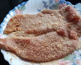 Foto del paso 3 de la receta: Empanado de cerdo macerado en soja, con guarnición de cardo