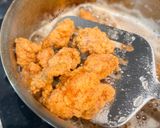 Foto langkah ke 6 dari resep Crispy Korean Chicken Popcorn with Honey Sesame Sauce.