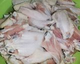 รูปขั้นตอนการทำที่ 1 ของ ปีกไก่กลางผ่าครึ่งต้มน้ำปลา