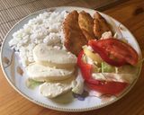 Fűszeres csirkemell szeletek, friss salátával, mozzarellával, rizzsel recept fázis 3 fotója