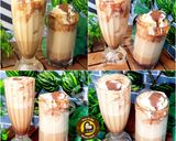 A picture of step 2 of Iced Cold Coffee With Chocolate Sauce And Vanilla Icecream.