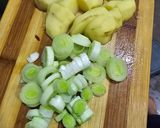 Gambar langkah 1 resipi Potato Leek Soup with Chives.
