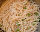 A picture of step 1 of Egg scrambled spaghetti.
