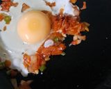 A picture of step 3 of Egg Qeema Burger.