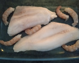 Foto del paso 4 de la receta: Filetes de merluza con gambones en salsa marinera